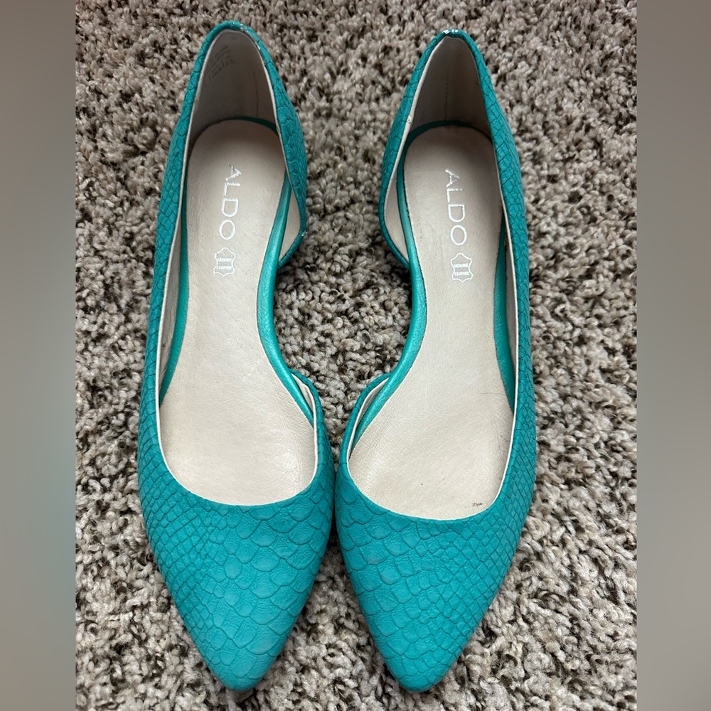 Like New Mint Green Aldo Leather Flats (Size 8)